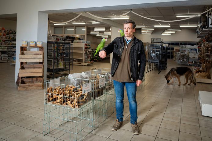 Mike van de nieuwe dierenwinkel in Leende verkoopt 'nee', want hij wil dat een goed terechtkomt | Heeze-Leende | ed.nl