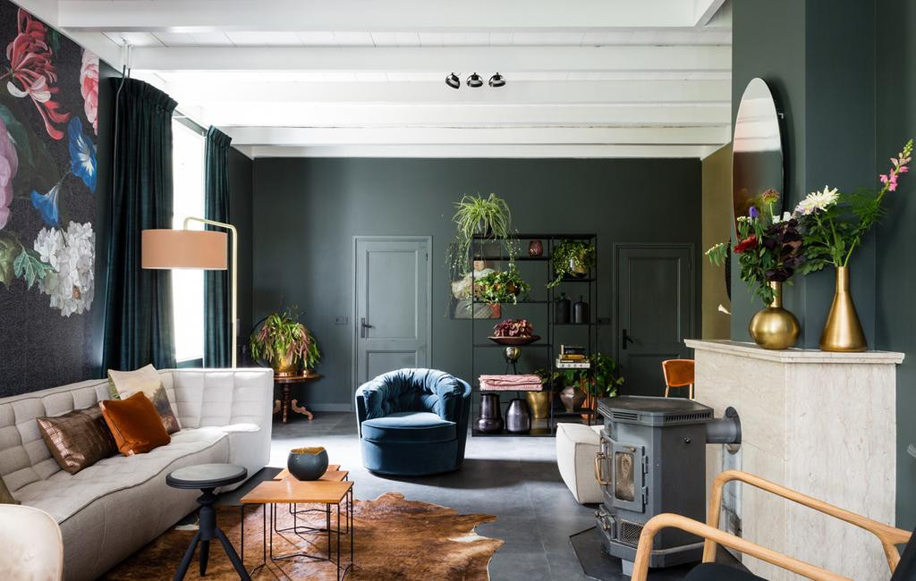 Een donkere kamer kan heel sfeervol zijn. 
Styling Frans Uyterlinde