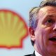Met dik 20 miljoen euro ziet de baas van Shell zijn beloning fors groeien, net als collega-topmannen