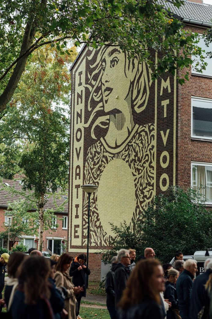 Het linkse 'paneel' van de 100e Blind Wall in Breda, met het eerste deel van de tekst: 'Innovatie komt voort...'