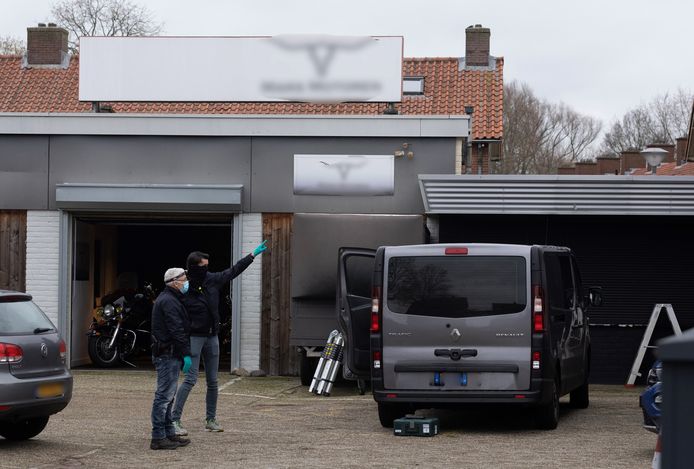 Onderzoekers van de politie zijn bezig bij een autobedrijf aan de Varsseveldseweg in Doetinchem. Agenten vielen hier binnen.
