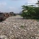 Je ziet zelfs het water niet meer: dronebeelden tonen rivier van afval
