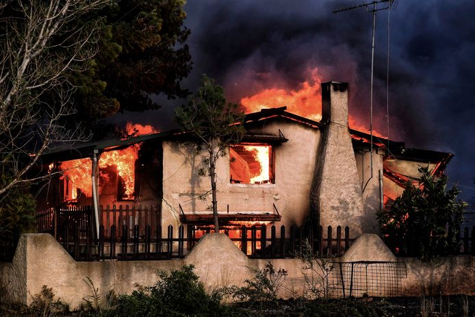 Een huis wordt opgeslokt door het vuur in Kineta.