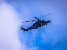 Grote zoekactie met politiehelikopter naar mogelijke drenkeling in het Spui