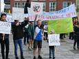 Protest uit Vianen, van jong en oud, in mei op de stoep voor het gemeentehuis in Cuijk.