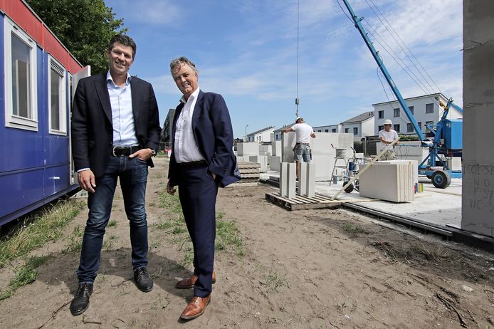Wim Muller (links) en Jan Berghege (rechts) op een bouwlokatie in de Piekenhoef foto: Peter van Huijkelom