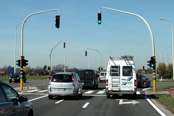 Op het kruispunt van de R32 en de Meiboomlaan hinderde de huwelijksstoet het verkeer (archieffoto ter illustratie)