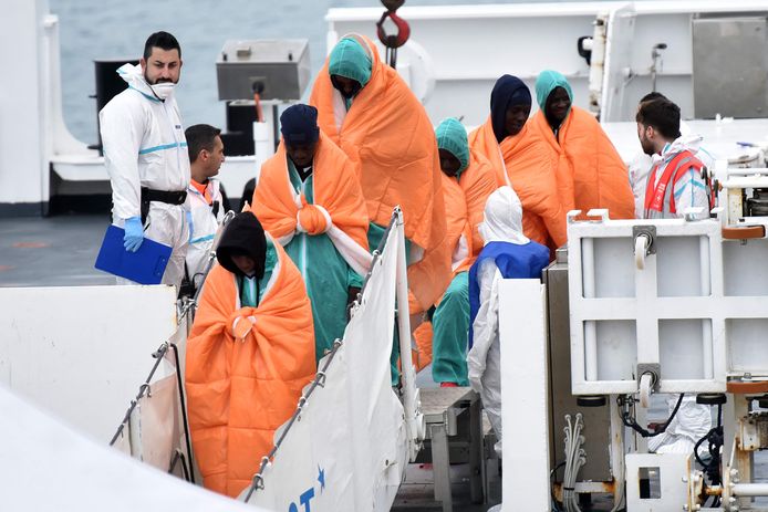 Een schip van de Italiaanse kustwacht kwam gisteravond aan in de Zuid-Italiaanse havenstad Catania, met aan boord 86 overlevenden, onder wie verschillende kinderen en vrouwen, en acht lichamen.