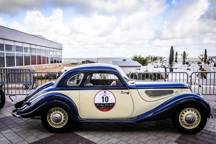 IN BEELD. Oldtimers veroveren Knokke tijdens eerste dag Zoute Grand