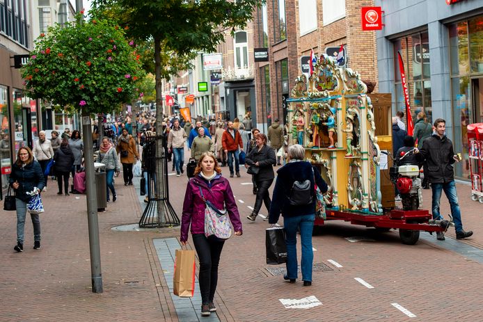De hoofdstraat in Apeldoorn afgelopen weekend. Het is weer druk als vanouds.