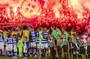 De fanatieke aanhang van PEC Zwolle ontsteekt  massaal fakkels tijdens de spelersopkomst.