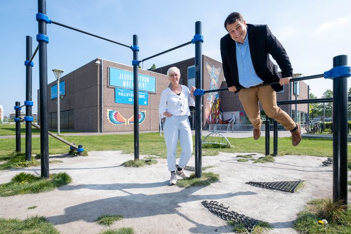 Liers burgemeester Rik Verwaest leeft zich uit op de bestaande fitnesstoestellen aan jeugdcentrum Moevement. Greet Van Houtven van de jeugddienst kijkt goedkeurend toe.