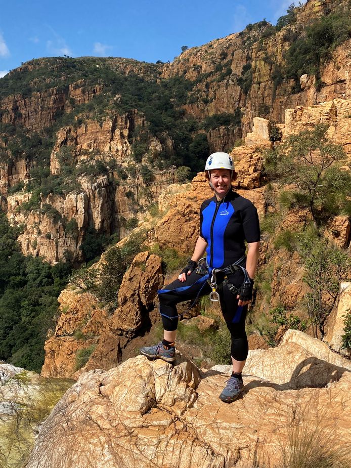 Rianne Heijboer in de Magaliesberg Mountains bij Rustenburg Kloof. Ze heeft daar een abseil gedaan, een meter of 90 naar beneden langs een waterval. Dat is ‘canyoning’, in het Zuid-Afrikaans ‘kloofing’.