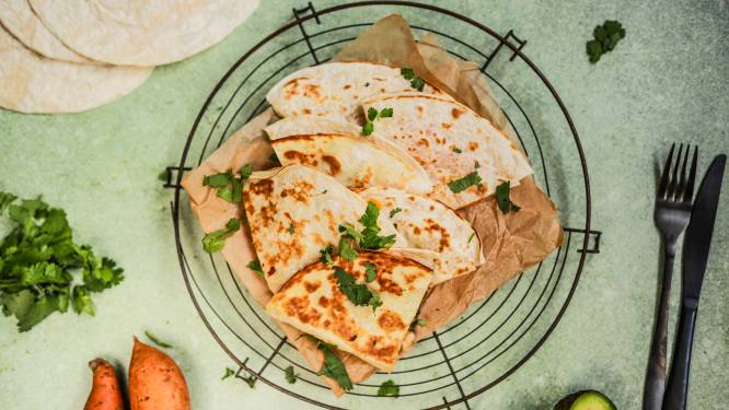 Wat Eten We Vandaag: Quesadilla’s met zoete aardappel en garnalen