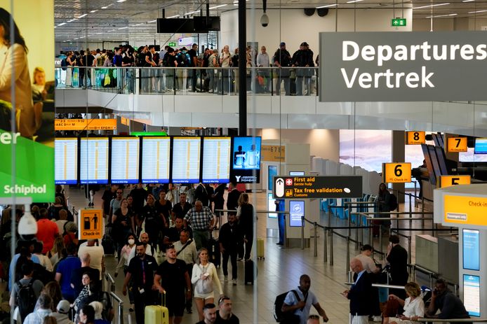 De Nederlandse militaire politie zegt extra alert te zijn vanwege de drukte op de luchthaven.