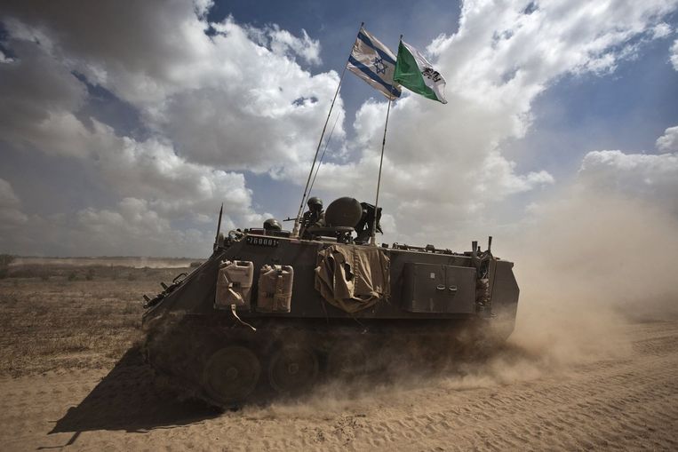 Israëlische soldaten in een pantserwagen net buiten de Gazastrook. Beeld reuters