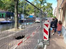Zinkgat in kade Lijnbaansgracht, straat afgezet voor onderzoek: ‘Het is een diepe leegte, echt krankzinnig’