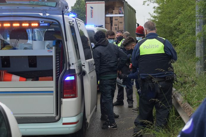 De 11 verstekelingen zaten tussen de kartonnen dozen in de laadruimte.