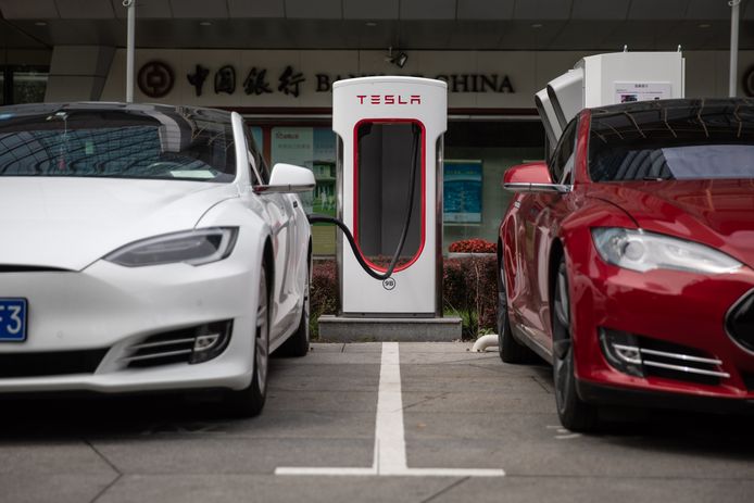 Elektrische wagens van Tesla aan het opladen bij het Chinese hoofdkwartier van Tesla in Peking.