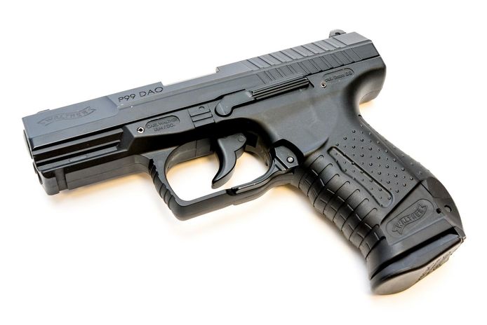 Een airsoftgun, een replica van de Walther 99, het handwapen van de politie (Foto ter illustratie).