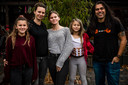 Crypto-ondernemer Didi Taihuttu en zijn vrouw Romaine en dochters Joli, Juna en Jessa in 2018 toen ze even terug in Nederland waren.