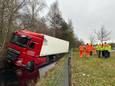 Langs de A2-afrit Boxtel-Noord is een vrachtwagen in de sloot terechtgekomen.