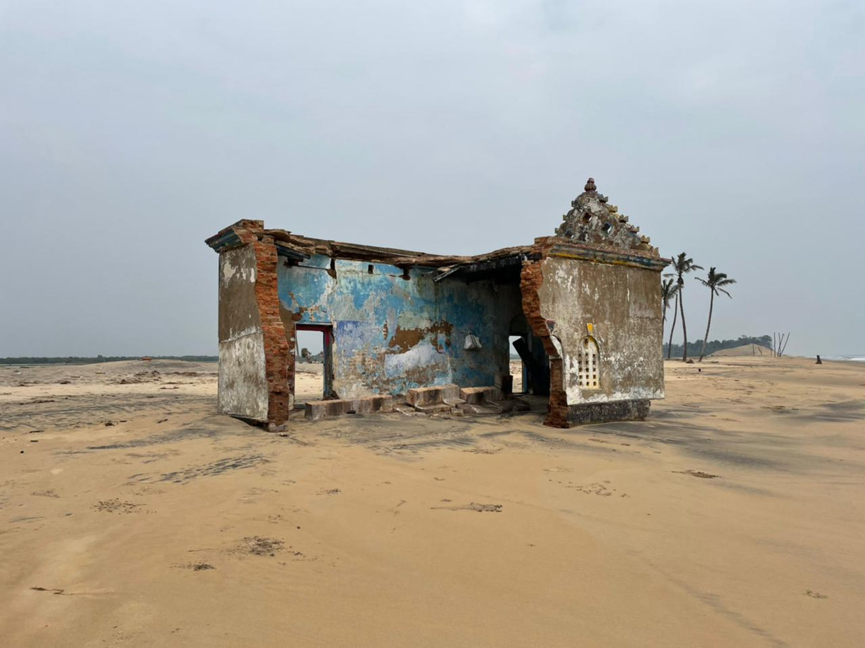 Door orkanen, vloedgolven en kusterosie rukt het zeewater steeds verder op in de Indiase deelstaat Odisha aan de Golf van Bengalen.  Beeld Aletta André
