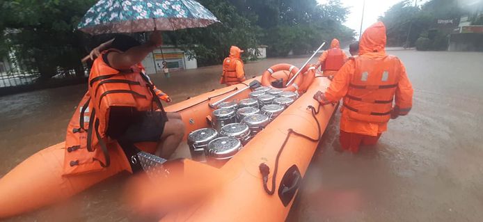 Indiase reddingswerkers arriveren in het dorp Mirjoli in de deelstaat Maharashtra.