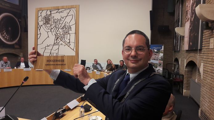 De Woensdrechtse burgemeester Steven Adriaansen gaf alle raadsleden uit de periode 2018-2022 een kunstwerkje cadeau voor hun inzet  onder soms lastige corona-omstandigheden.