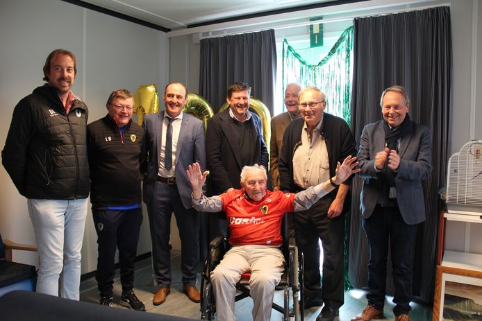 Gustaaf 'Staftje' Pilaeys werd donderdag 100 jaar. Hij kreeg als trouwe supporter van KVO hoog bezoek