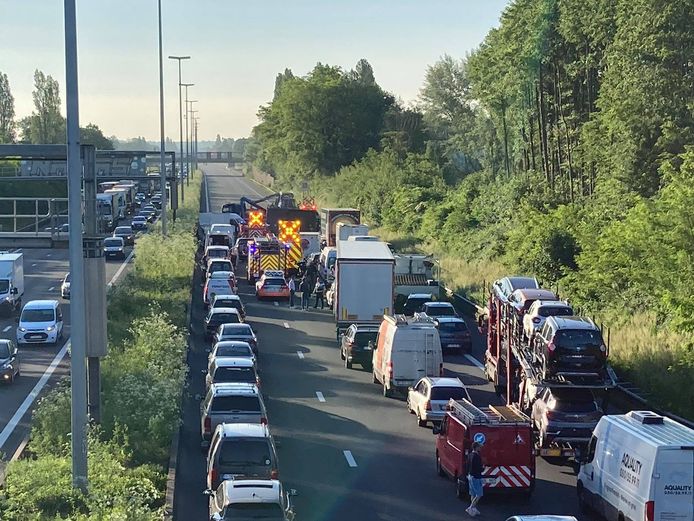 De E40 richting Brussel raakte volledig versperd