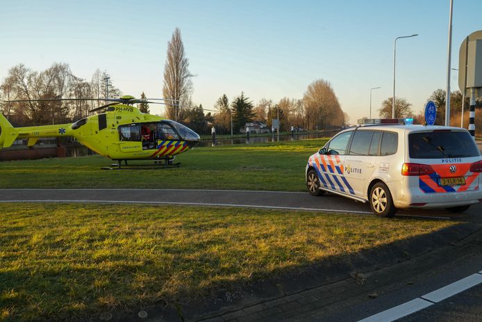 Een traumahelikopter landde in Beek en Donk om hulp te bieden.