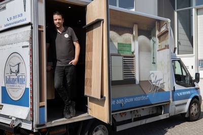 De SRV-man achterna: Selwyn (37) uit Leende komt met zijn mobiele badkamerwinkel aan huis