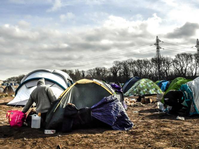 Bijna 200 migranten geëvacueerd uit privébos op industrieterrein in Calais
