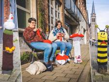 Een kip met kuikens, een paddenstoel of een bij... buurvrouwen Veerle (56) en Véronique (60) fleuren paaltjes in hun straat op