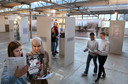 Leerlingen van Lek en Linge op een expositie over Auschwitz