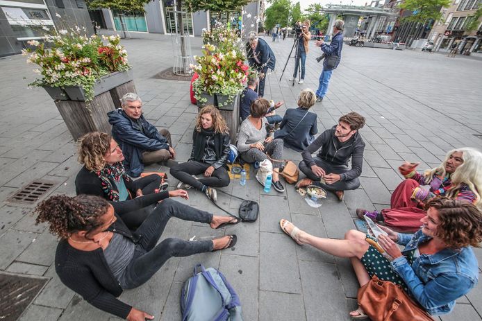 Actievoerders deden een sit-in aan de nieuwe bloembakken.