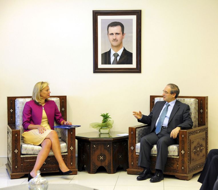 Sigrid Kaag ontmoet de Syrische onderminister van Buitenlandse Zaken Faisal al-Miqdad in Damascus in 2014. Beeld reuters