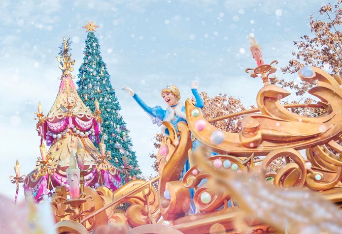 Mickey’s Dazzling Christmas Parade bestaat uit uit vijf praalwagens. Die hebben elk een hoogte van meer dan zes meten en wegen tussen de 12 en 15 ton