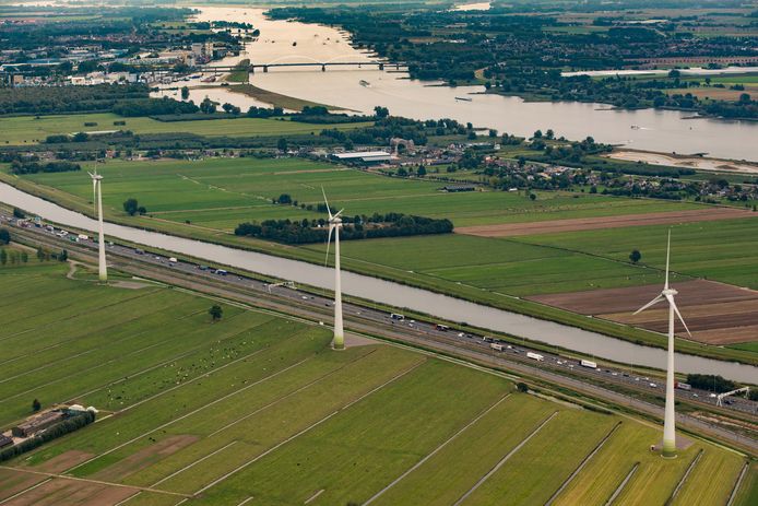 Windmolens langs de A15 nabij Hardinxveld-Giessendam. Op de achtergrond is de Merwedebrug bij Gorinchem te zien.