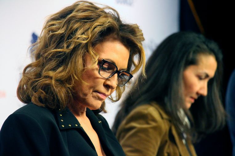 Sarah Palin (links) eind oktober voorafgaand aan een verkiezingsdebat met Mary Peltola, op de achtergrond Beeld AP