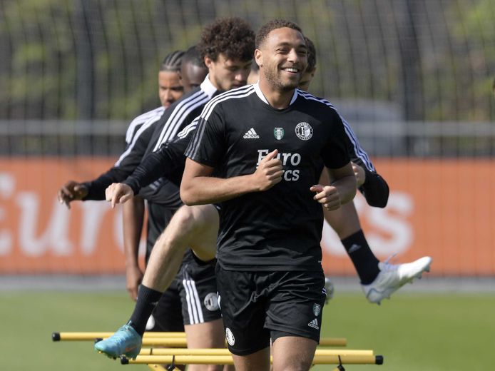 Cyriel Dessers tijdens de trainingssessie voorafgaand aan de wedstrijd tussen Feyenoord en Olympique Marseille in de halve finale.