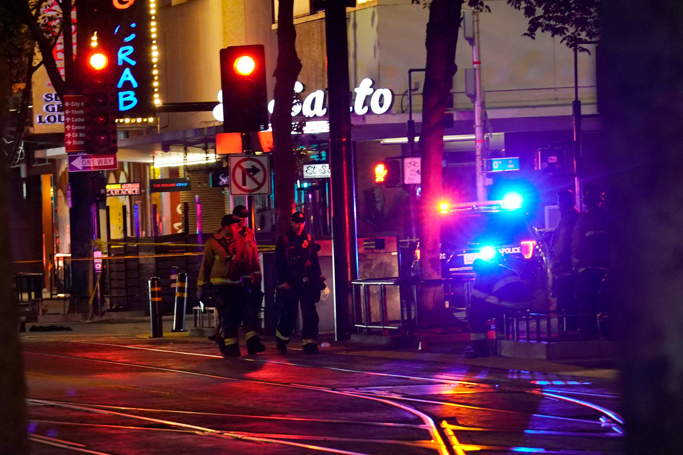 Zes doden en tien gewonden bij schietpartij in Sacramento schutter nog