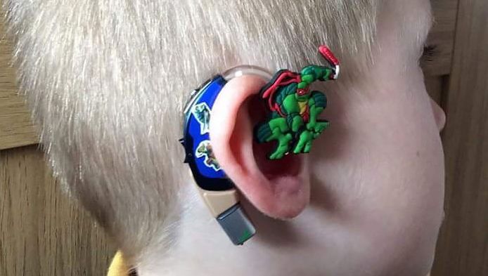 Zoontje Freddie showt zijn gehoorapparaat met Ninja Turtle