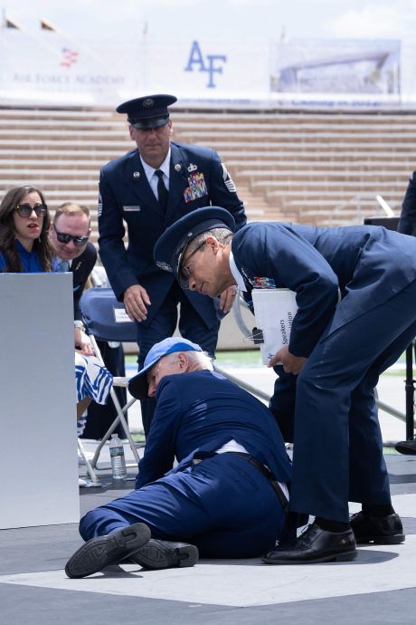 Biden chute sur scène lors d’une cérémonie: “Il va bien”