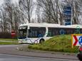 Een bus van vervoersbedrijf EBS passeert de Domineesweg tussen Nagele en Urk.