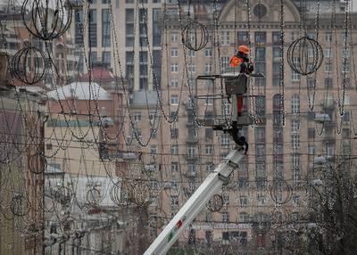 Kiev zet kerstbomen zonder verlichting op om stroom te besparen: “We kunnen niet toestaan dat Poetin onze Kerstmis steelt”