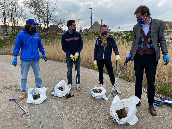 De oogst na 10 minuten, met Arno van River Cleanup, Maarten van Dokano, de schepen en de burgemeester.