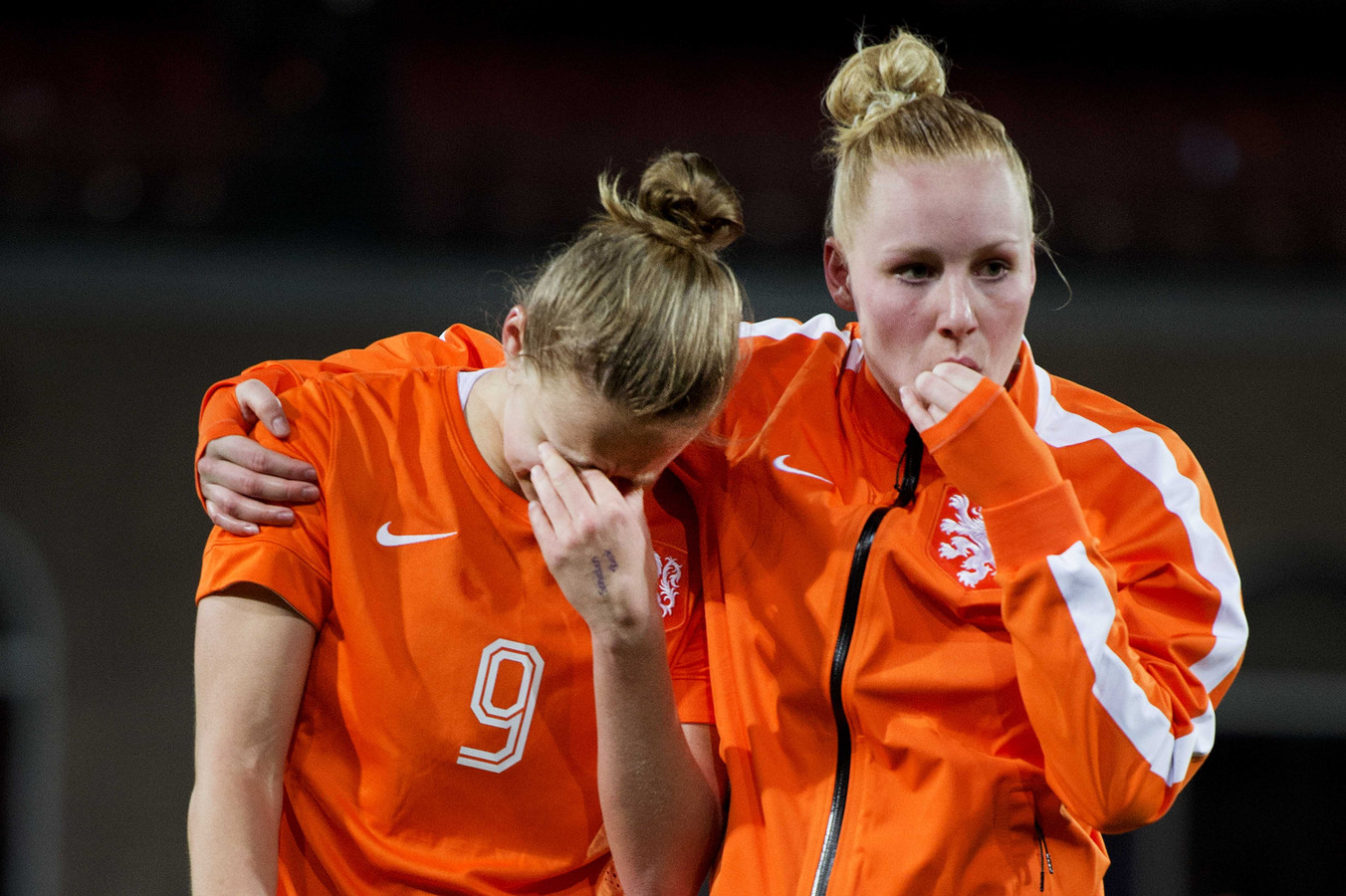 Vivianne Miedema en Danique Kerkdijk van Oranje na afloop van Nederland - Zweden (1-1) in 2016. Oranje liep kwalificatie voor de Olympische Spelen in Rio de Janeiro mis via het kwalificatietoernoooi in eigen land.