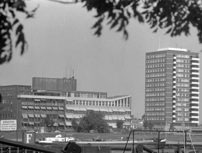 Het nieuwe Havenziekenhuis aan het Haringvliet in 1970. Vanuit het hele land werden patiënten met tropische aandoeningen verwezen naar dit hospitaal.